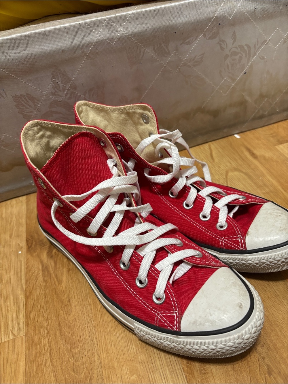 Red Converse Chuck Taylor Unisex - Picture 2 of 5